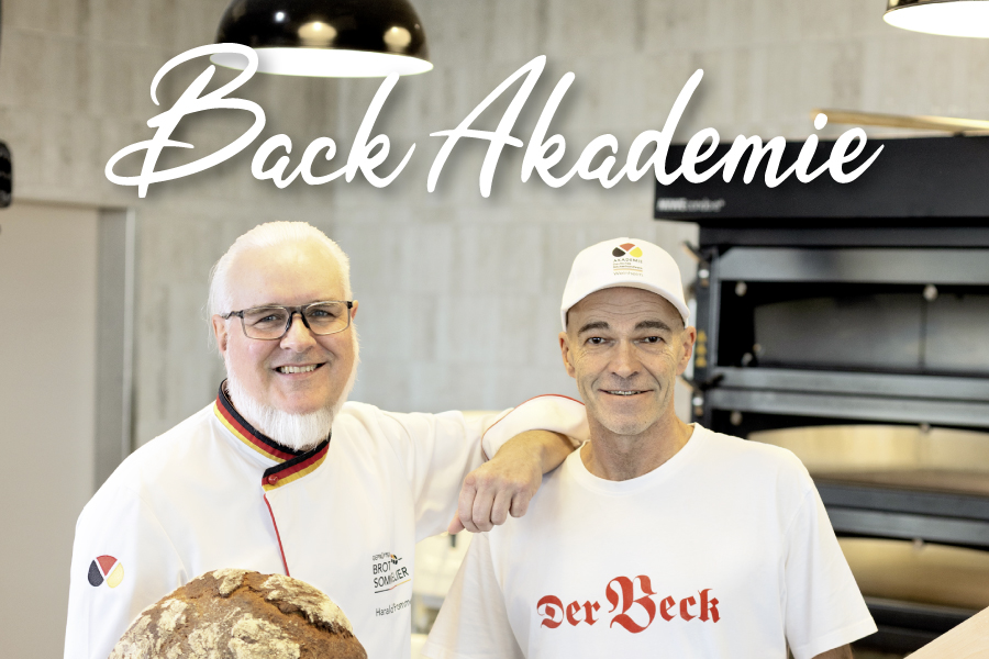 Harald Pommer und Micheal Nachtrab vor einem Ofen in der BackAkademie